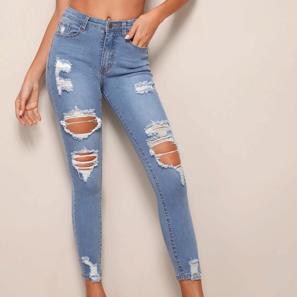 Distressed lightwash skinny jeans